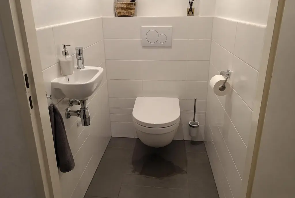 Lekdetectie Aalsmeer – natte vloer bij een toilet