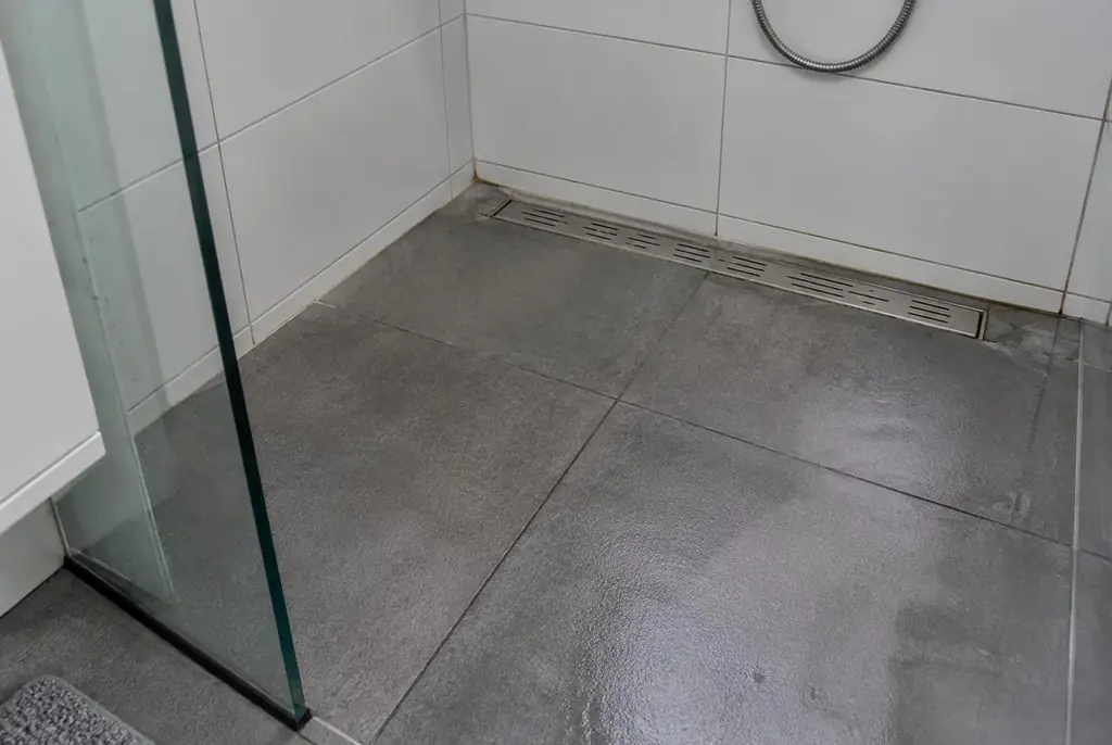 Lekdetectie Aalsmeer – lekkende inloopdouche met natte voegen