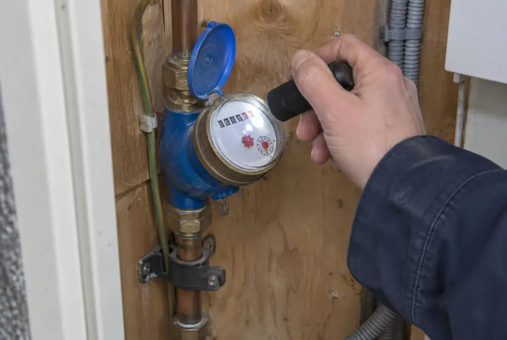 Lekdetectie Aalsmeer – watermeter in de meterkast controleren met een zaklamp